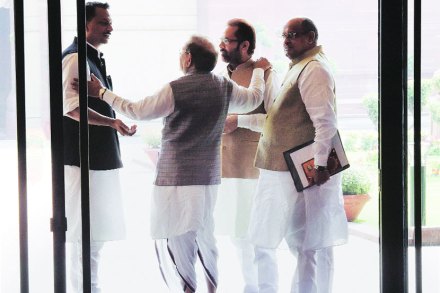 संसदेच्या हिवाळी अधिवेशनाच्या पूर्वसंध्येला संयुक्त जनता दलाचे नेते शरद यादव, भाजपचे नेते मुख्यार अब्बास नक्वी, राजीवप्रताप रूडी यांनी संसद सभागृहाबाहेर बुधवारी संवाद साधला.