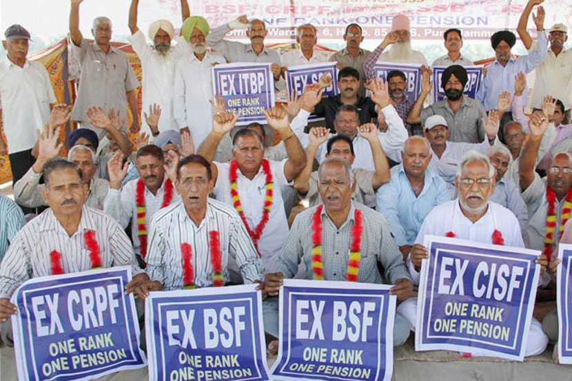 आंदोलनकर्त्यांनी मंगळवारपासून आपली पदके परत करून आंदोलन तीव्र करण्याचा इशारा दिला आहे. आंदोलनकर्त्यांनी मंगळवारपासून आपली पदके परत करून आंदोलन तीव्र करण्याचा इशारा दिला आहे.