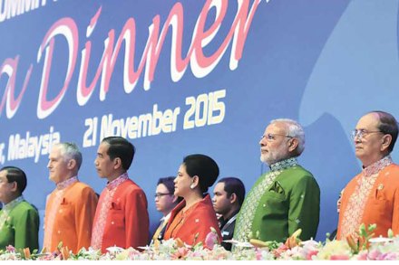 भारत व मलेशिया यांनी संयुक्तपणे दहशतवादाचा मुकाबला करण्याचा निर्धार केला असून संरक्षण क्षेत्रातील द्विपक्षीय संबंध मजबूत करण्याचे ठरवले आहे.