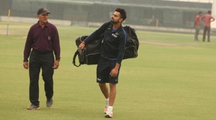 मोहालीचे क्युरेटर दलजित सिंग यांच्यासह भारतीय कसोटी संघाचा कर्णधार विराट कोहली. मोहालीचे क्युरेटर दलजित सिंग यांच्यासह भारतीय कसोटी संघाचा कर्णधार विराट कोहली.