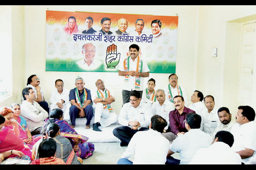 इचलकरंजी शहर काँग्रेस कमिटीमध्ये झालेल्या नगरसेवकांच्या बठकीत सतेज पाटील यांनी भूमिका स्पष्ट केली.
इचलकरंजी शहर काँग्रेस कमिटीमध्ये झालेल्या नगरसेवकांच्या बठकीत सतेज पाटील यांनी भूमिका स्पष्ट केली.