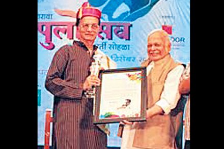 कॉसमॉस बँक प्रस्तुत आशय सांस्कृतिक आणि स्क्वेअर वन मीडिया यांच्यातर्फे आयोजित ‘पुलोत्सव’मध्ये ज्येष्ठ चित्रकार रवी परांजपे यांच्या हस्ते दिलीप प्रभावळकर यांना पुलं स्मृती सन्मान प्रदान करण्यात आला.
..