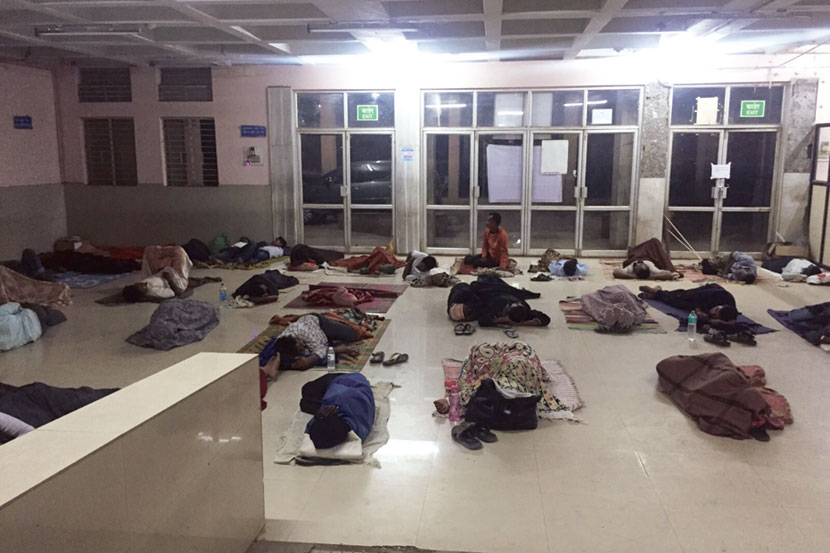 वास्तुशांतीच्या जेवणातून ७२ जणांना विषबाधा वास्तुशांतीच्या जेवणातून ७२ जणांना विषबाधा