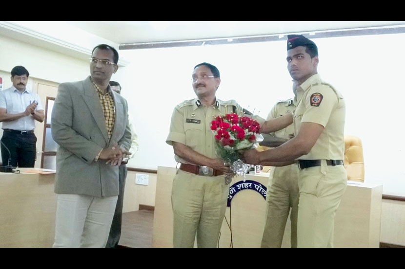 धाडसाबद्दल पोलीस शिपायाच्या पाठीवर आयुक्तांकडून शाबासकीची थाप