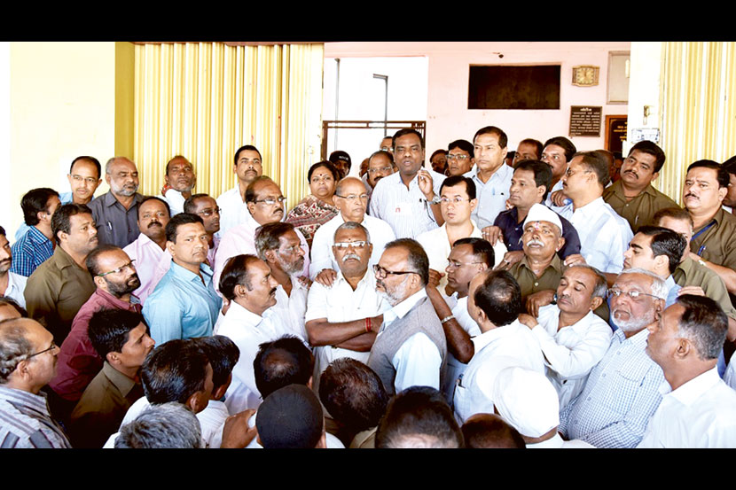इचलकरंजी पालिका कर्मचा-यांचे आंदोलन इचलकरंजी पालिका कर्मचा-यांचे आंदोलन