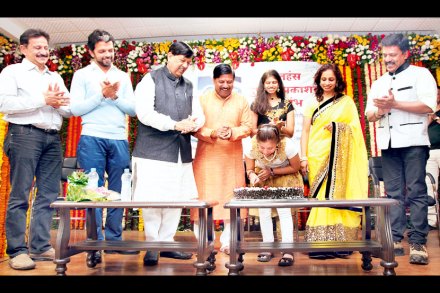 ‘यलो’ चित्रपटामध्ये भूमिका केलेली बालकलाकार आणि जलतरणपटू गौरी गाडगीळ हिच्या जीवनावरील ‘राजहंस’ या पुस्तकाचे प्रकाशन पालकमंत्री गिरीश बापट यांच्या हस्ते सोमवारी झाले. शिरीष फडतरे, महेश लिमये, शेखर लिमये, लेखिका स्नेहा गाडगीळ आणि अभिनेते उपेंद्र लिमये या वेळी उपस्थित होते. ‘यलो’ चित्रपटामध्ये भूमिका केलेली बालकलाकार आणि जलतरणपटू गौरी गाडगीळ हिच्या जीवनावरील ‘राजहंस’ या पुस्तकाचे प्रकाशन पालकमंत्री गिरीश बापट यांच्या हस्ते सोमवारी झाले. शिरीष फडतरे, महेश लिमये, शेखर लिमये, लेखिका स्नेहा गाडगीळ आणि अभिनेते उपेंद्र लिमये या वेळी उपस्थित होते.