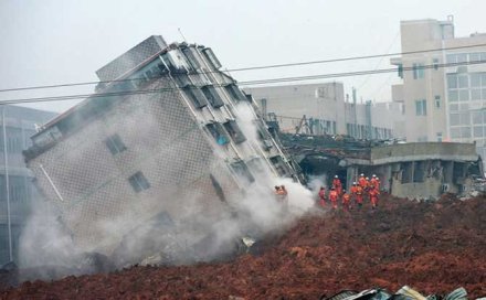 औद्योगिक वसाहतीतील तब्बल १ लाख चौरस मीटर जागा ढिगाऱयाखाली गेली आहे. औद्योगिक वसाहतीतील तब्बल १ लाख चौरस मीटर जागा ढिगाऱयाखाली गेली आहे.