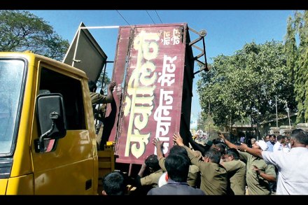 इचलकरंजी शहरात अतिक्रमणांवर हातोडा इचलकरंजी शहरात अतिक्रमणांवर हातोडा