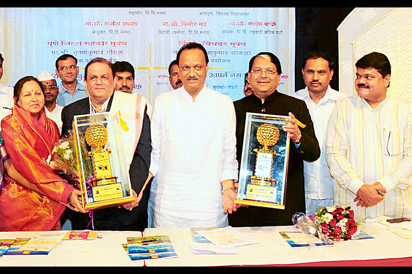 पुरस्कारार्थीपेक्षा अजित पवार यांचेच गुणगाण पुरस्कारार्थीपेक्षा अजित पवार यांचेच गुणगाण