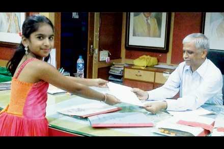 जिल्हाधिकारी तुकाराम कासार यांना दुष्काळग्रस्त मदतीचा धनादेश देताना वेदत्रयी कडवकर.