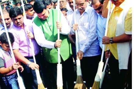 स्वच्छता मोहिमेत तीन लाख नागरिकांचा सहभाग