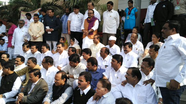 राष्ट्रवादीचे नेते आणि माजी उपमुख्यमंत्री अजित पवार, विधानपरिषदेतील विरोधीपक्ष नेते धनंजय मुंडे आणि इतर महत्त्वाचे नेते विधानभवनाबाहेर घोषणाबाजी करत आहेत. राष्ट्रवादीचे नेते आणि माजी उपमुख्यमंत्री अजित पवार, विधानपरिषदेतील विरोधीपक्ष नेते धनंजय मुंडे आणि इतर महत्त्वाचे नेते विधानभवनाबाहेर घोषणाबाजी करत आहेत.