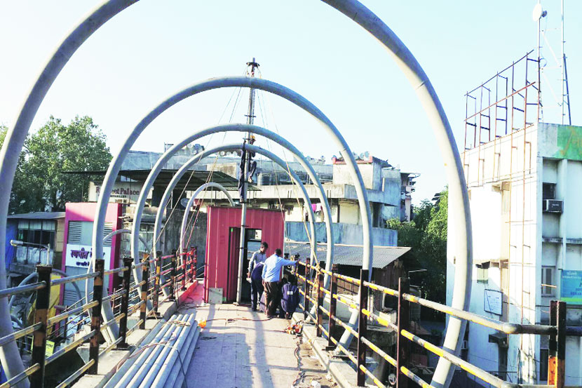डोंबिवली रेल्वे स्थानकातील पं. दीनदयाळ चौक भागातील स्कायवॉकवर छप्पर टाकण्याचे काम पालिकेतर्फे सुरू आहे. डोंबिवली रेल्वे स्थानकातील पं. दीनदयाळ चौक भागातील स्कायवॉकवर छप्पर टाकण्याचे काम पालिकेतर्फे सुरू आहे.
