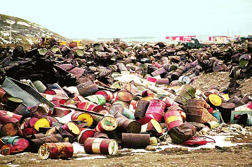 राष्ट्रीय महामार्गाला रासायनिक कचऱ्याचा मारा