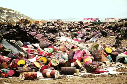 राष्ट्रीय महामार्गाला रासायनिक कचऱ्याचा मारा