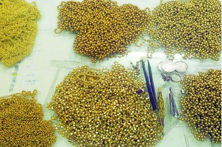 उपनगर पोलिसांनी संशयितांकडून जप्त केलेले बनावट सोन्याचे मणी.