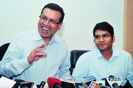  आयपीएलमध्ये पुण्याची फ्रँचायझी विकत घेणारे कोलकाताचे उद्योजक संजीव गोएंका आणि त्यांचा मुलगा शाश्वत 