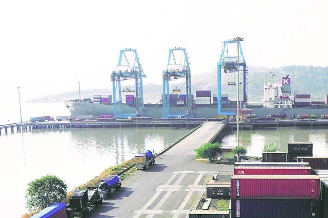 उरणच्या औद्यागिक बंदर क्षेत्रात वायुप्रदूषण वाढले उरणच्या औद्यागिक बंदर क्षेत्रात वायुप्रदूषण वाढले