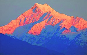 रेल्वे शौचकुपात पाय अडकलेल्या महिलेची सुटका.. सहा तासांनंतर!