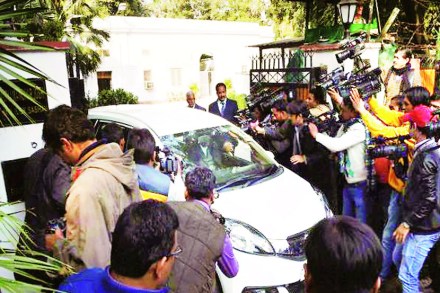 मार्गदर्शक मंडळाच्या बैठकीसाठी लालकृष्ण अडवाणी हे मुरली मनोहर जोशी यांच्या निवासस्थानी निघाले तेव्हा प्रसिद्धी माध्यमांच्या प्रतिनिधींनी गर्दी केली होती.