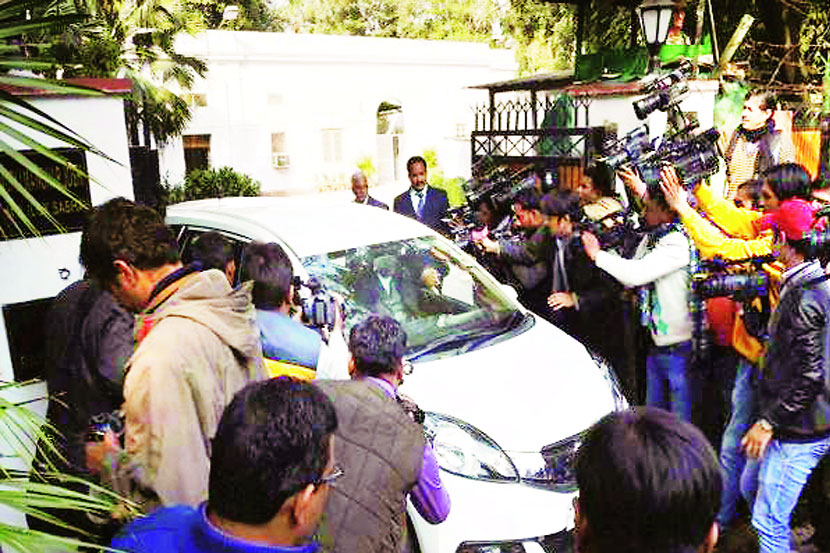 मार्गदर्शक मंडळाच्या बैठकीसाठी लालकृष्ण अडवाणी हे मुरली मनोहर जोशी यांच्या निवासस्थानी निघाले तेव्हा प्रसिद्धी माध्यमांच्या प्रतिनिधींनी गर्दी केली होती. मार्गदर्शक मंडळाच्या बैठकीसाठी लालकृष्ण अडवाणी हे मुरली मनोहर जोशी यांच्या निवासस्थानी निघाले तेव्हा प्रसिद्धी माध्यमांच्या प्रतिनिधींनी गर्दी केली होती.