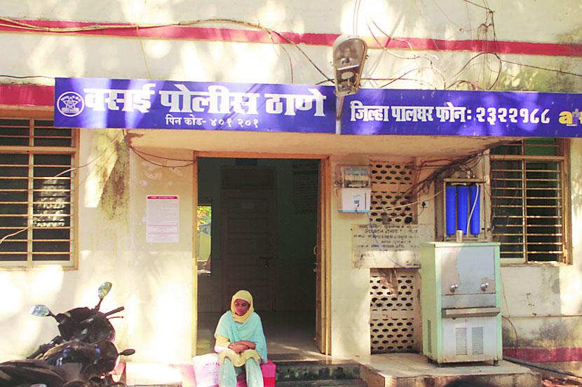 पोलीस ठाण्याच्या पायरीवर महिलेचे उपोषण