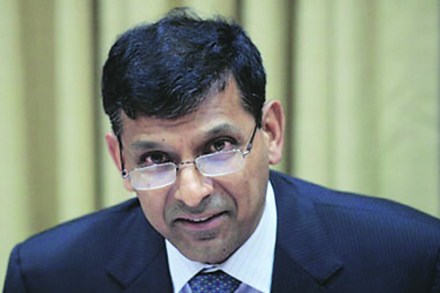 अर्थउभारीचे स्पष्ट संकेत तरी बँकांसाठी व्याजदर कपातपूरक ठरावेत: रघुराम राजन