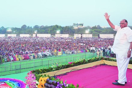 राष्ट्रवादी काँग्रेसचे अध्यक्ष शरद पवार यांच्या अमृतमहोत्सवानिमित्त रविवारी रेसकोर्स मैदानावर झालेल्या कार्यक्रमात त्यांचा कृतज्ञता सत्कार करण्यात आला. त्यापूर्वी व्यासपीठावर आल्यानंतर पवार यांनी उपस्थितांना अभिवादन केले. राष्ट्रवादी काँग्रेसचे अध्यक्ष शरद पवार यांच्या अमृतमहोत्सवानिमित्त रविवारी रेसकोर्स मैदानावर झालेल्या कार्यक्रमात त्यांचा कृतज्ञता सत्कार करण्यात आला. त्यापूर्वी व्यासपीठावर आल्यानंतर पवार यांनी उपस्थितांना अभिवादन केले.