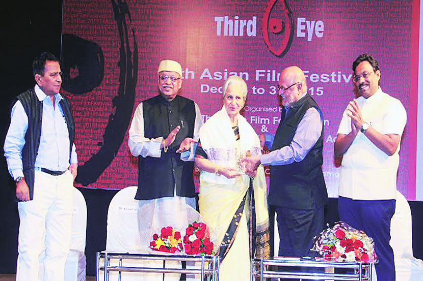ज्येष्ठ अभिनेत्री वहिदा रहमान यांचा सत्कार करतान ज्येष्ठ दिग्दर्शक श्याम बेनेगल. सोबत सांस्कृतिक कार्यमंत्र विनोद तावडे आणि किरण शांतारम.