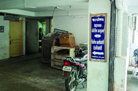 धंतोली परिसरातील रुग्णालय, मंगल कार्यालये आणि इमारतींमध्ये मंजूर पार्किंगच्या जागेवर मोठय़ा प्रमाणात अतिक्रमण करण्यात आले आहे. 