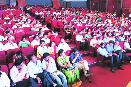 ठाणे येथील गडकरी रंगायतनमध्ये शुक्रवारी महापालिकेच्यावतीने स्मार्ट सिटीसंबंधी नागरिकांचे चर्चासत्र आयोजित करण्यात आले होते.