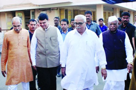मुख्यमंत्री देवेंद्र फडणवीस, विधानसभा अध्यक्ष हरिभाऊ बागडे यांनी गुरुवारी नागपूर येथील रेशीमबागेतील डॉ. हेडगेवार स्मृती भवन परिसराला भेट दिली. या वेळी संघाचे सरकार्यवाह भय्याजी जोशी उपस्थित होते. 