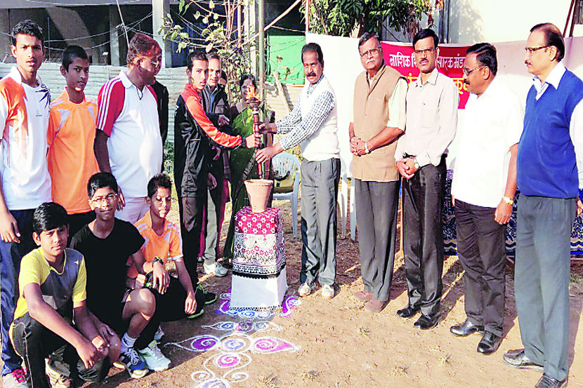  नाशिक येथील जु. स. रुंग्टा विद्यालयाच्या क्रीडा महोत्सवाच्या उद्घाटनप्रसंगी क्रीडा संघटक आनंद खरे व इतर. 