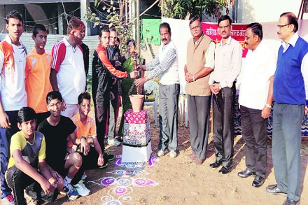  नाशिक येथील जु. स. रुंग्टा विद्यालयाच्या क्रीडा महोत्सवाच्या उद्घाटनप्रसंगी क्रीडा संघटक आनंद खरे व इतर. 