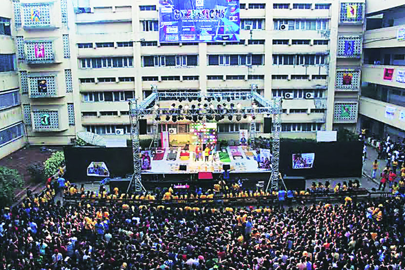 वझे महाविद्यालयाच्या मराठी भाषा आणि वाङ्मय मंडळाचे अनेक अभिनव उपक्रम यावर्षी आयोजित करण्यात आले होते. यापैकी हा शिक्षक आणि शिक्षकेतर कर्मचाऱ्यांचा स्नेहमेळा सोहळा हा विशेष कार्यक्रम होता.