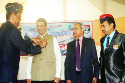 कर्नल जतकर यांनी मुख्यमंत्री देवेंद्र फडणवीस यांना ध्वज लावून निधी संकलनाचा शुभारंभ केला त्याप्रसंगीचे छायाचित्र. 