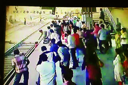 प्रवाशाने चिमुरडय़ाचे प्राण वाचवले
