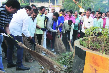 नानासाहेब धर्माधिकारी यांच्या अनुयायांकडून १०० टन कचरा संकलित नानासाहेब धर्माधिकारी यांच्या अनुयायांकडून १०० टन कचरा संकलित
