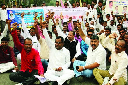 मंत्र्यांकडून आश्वासन मिळेपर्यंत मोर्चेकरी ठाण मांडून बसले