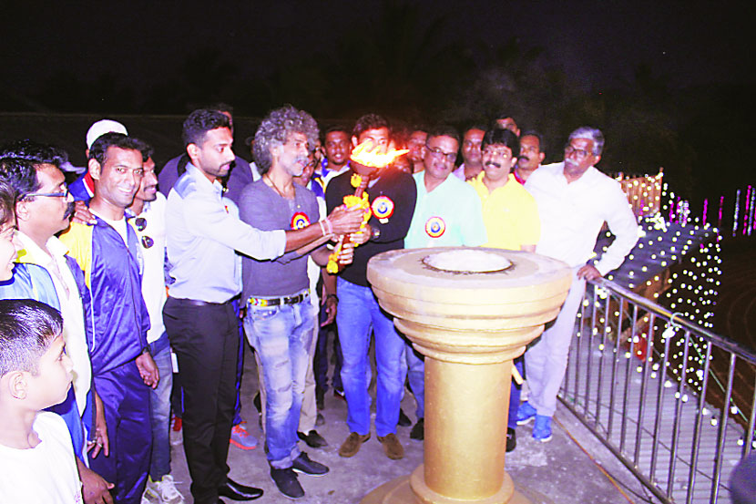 वसई कला-क्रीडा महोत्सवाचे उद्घाटन प्रसिद्ध अभिनेते मकरंद देशपांडे यांच्या हस्ते झाले. वसई कला-क्रीडा महोत्सवाचे उद्घाटन प्रसिद्ध अभिनेते मकरंद देशपांडे यांच्या हस्ते झाले.