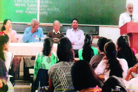 स्वतंत्र विदर्भ राज्य होणे का आवश्यक आहे या विषयाची पाश्र्वभूमी स्पष्ट करताना अरुण केदार, व्यासपीठावर प्राचार्या डॉ. मृणालिनी फडणवीस, अ‍ॅड. वामनराव चटप, डॉ. श्रीनिवास खांदेवाले आणि डॉ. चंद्रशेखर गिते.