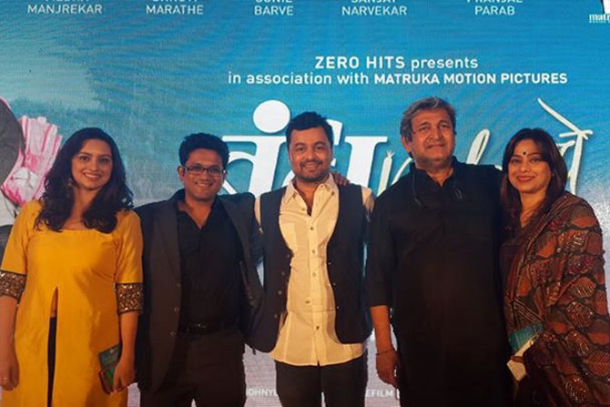 'बंध नायलॉनचे' हा सिनेमा ९ जानेवारीला संपूर्ण महाराष्ट्रात प्रदर्शित होणार आहे. 'बंध नायलॉनचे' हा सिनेमा ९ जानेवारीला संपूर्ण महाराष्ट्रात प्रदर्शित होणार आहे.