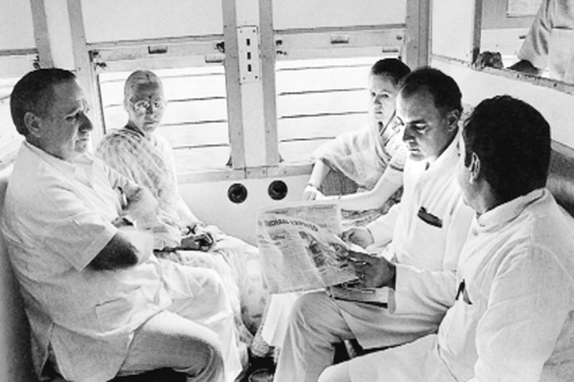 राजीव व सोनिया गांधींसह १९९० मध्ये, दिल्ली-आग्रा रेल्वेप्रवासात फोतेदार (समोरच्या बाकावर)