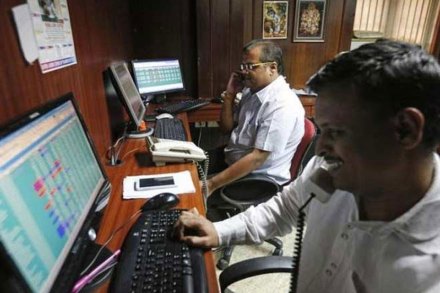 बँक, वाहन क्षेत्रातील समभागांच्या जोरावर सेन्सेक्समध्ये ४५.३५ अंश भर पडून मुंबई निर्देशांक २६ हजारांपुढे, २६,०७९.४८ वर बंद झाला. बँक, वाहन क्षेत्रातील समभागांच्या जोरावर सेन्सेक्समध्ये ४५.३५ अंश भर पडून मुंबई निर्देशांक २६ हजारांपुढे, २६,०७९.४८ वर बंद झाला.