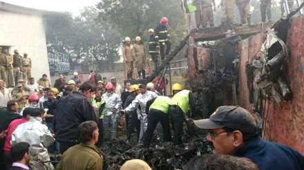 अपघातानंतर विमानाला आग लागल्याने ते पूर्णपणे जळून खाक झाले.
