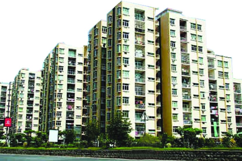 मुद्रांक शुल्कासाठी रेडी रेकनरचे दर दर वर्षी १ जानेवारीपासून राज्यात लागू होतात. गेली काही वर्षे हे दर मोठय़ा प्रमाणावर वाढत असून मंदीमुळे घरांची खरेदी कमी होत चालली आहे. मुद्रांक शुल्कासाठी रेडी रेकनरचे दर दर वर्षी १ जानेवारीपासून राज्यात लागू होतात. गेली काही वर्षे हे दर मोठय़ा प्रमाणावर वाढत असून मंदीमुळे घरांची खरेदी कमी होत चालली आहे.