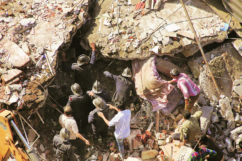 घर कोसळलेल्या ठिकाणी बचावपथकाने तातडीने मदतकार्य सुरू केले.