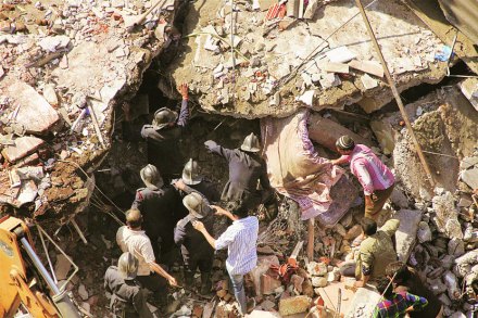 घर कोसळलेल्या ठिकाणी बचावपथकाने तातडीने मदतकार्य सुरू केले.