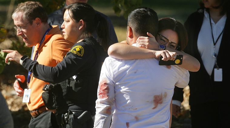 सॅन बर्नडिनोमधील इनलँड रिजनल सेंटरच्या अपंगांवर उपचार करण्यासाठी बांधण्यात आलेल्या रुग्णालयाच्या आवारात गोळीबार . सॅन बर्नडिनोमधील इनलँड रिजनल सेंटरच्या अपंगांवर उपचार करण्यासाठी बांधण्यात आलेल्या रुग्णालयाच्या आवारात गोळीबार .