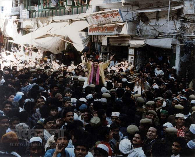 चाहत्यांच्या गराड्यात देव आनंद. चाहत्यांच्या गराड्यात देव आनंद.